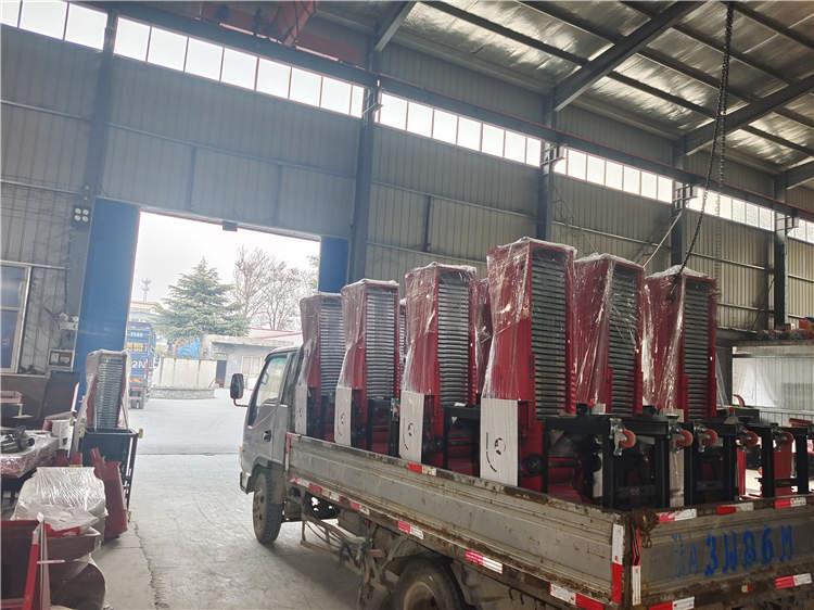 飼料顆粒機(jī)是以機(jī)械圓周運(yùn)動(dòng)為基礎(chǔ)，柴油機(jī)、電動(dòng)機(jī)為動(dòng)力帶動(dòng)傳動(dòng)軸
